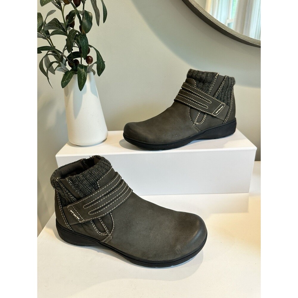 Clarks Carleigh Gray Nubuck Leather Knit Collar Ankle Boots Booties Women’s 7.5